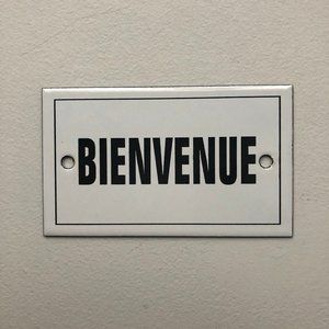 Welcome = Bienvenue French Enamel Plaque